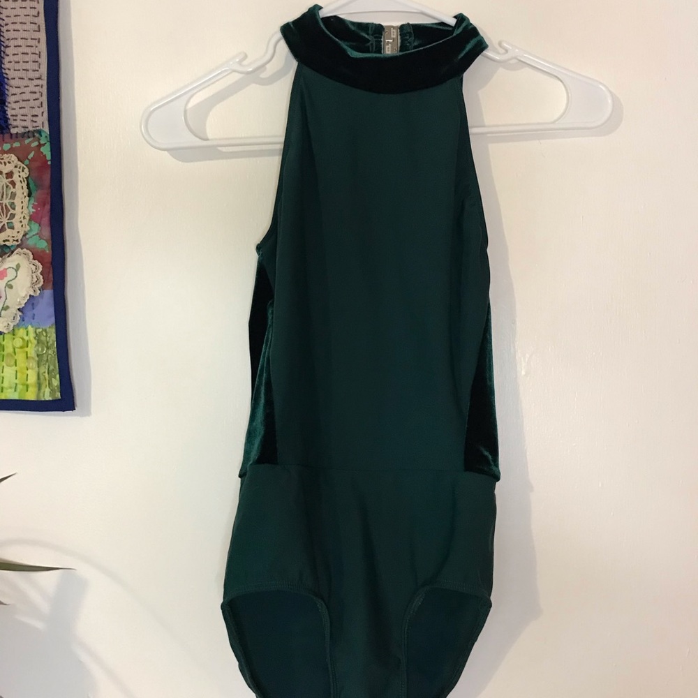 ELEVE high-neck open back velvet leotard 💚✨